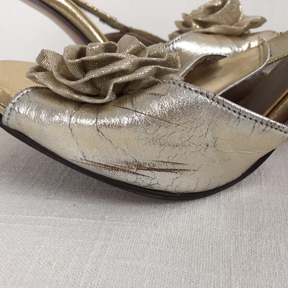 VINTAGE Gold Rosette Spring-o-later Style Heels - Picture 6 of 8